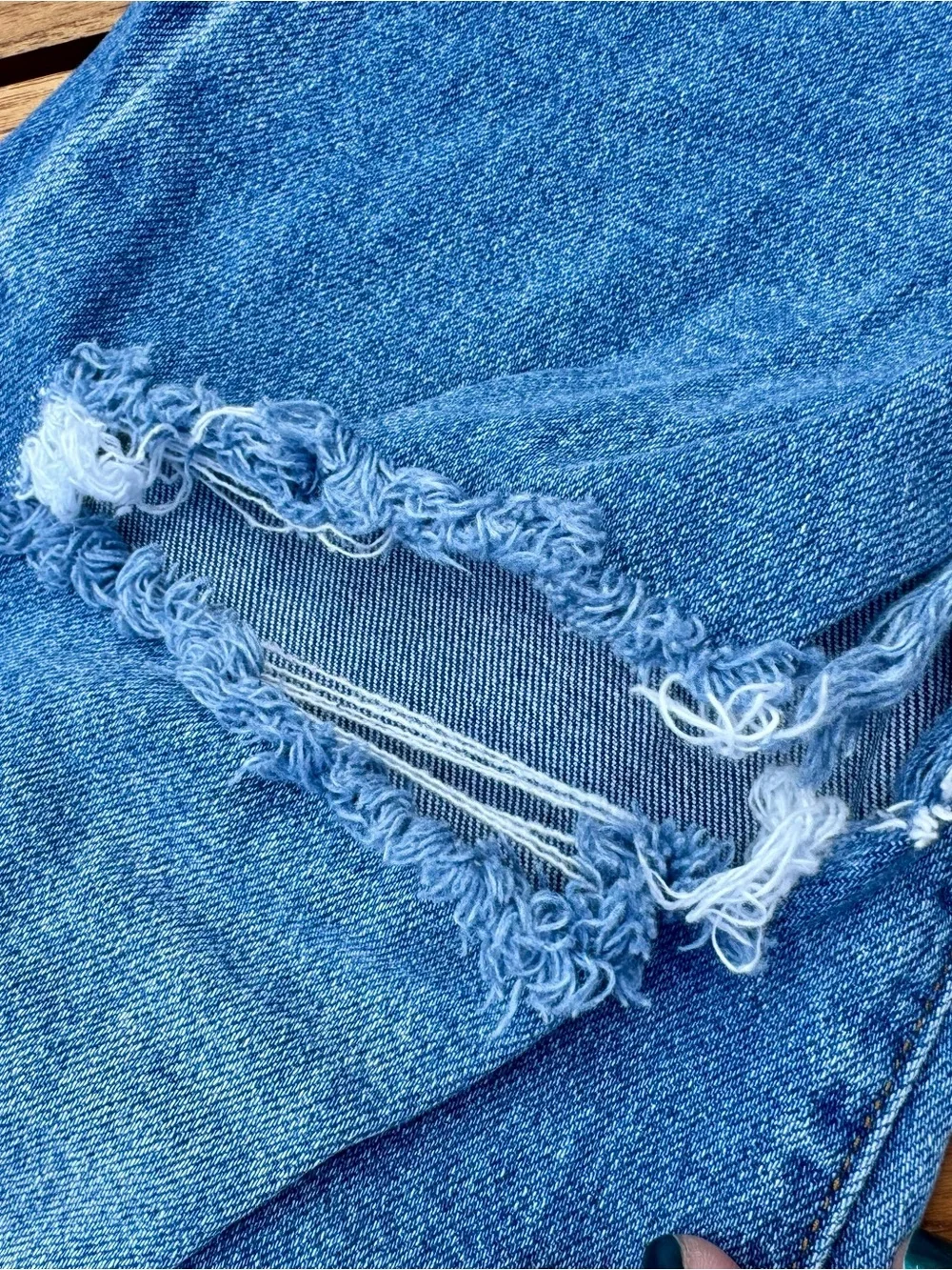 S.O.N.G. 90’s Boyfriend Jeans in Light Blue - Distressed High-Rise Denim